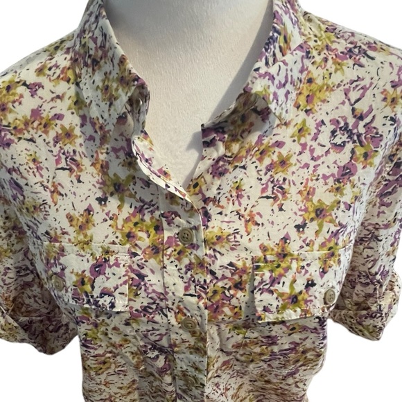 Eddie Bauer. 100% Cotton. Gorgeous 🤩🤩 floral button down. Lightweight - Picture 3 of 15